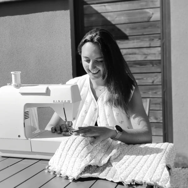 Créatrice Liésa cousant une veste artisanale à la machine à coudre