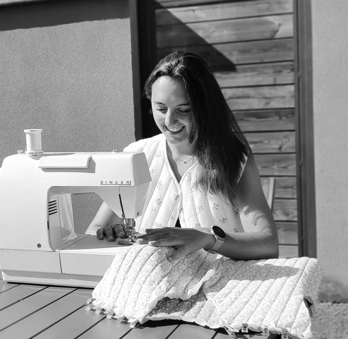 Créatrice Liésa cousant une veste artisanale à la machine à coudre