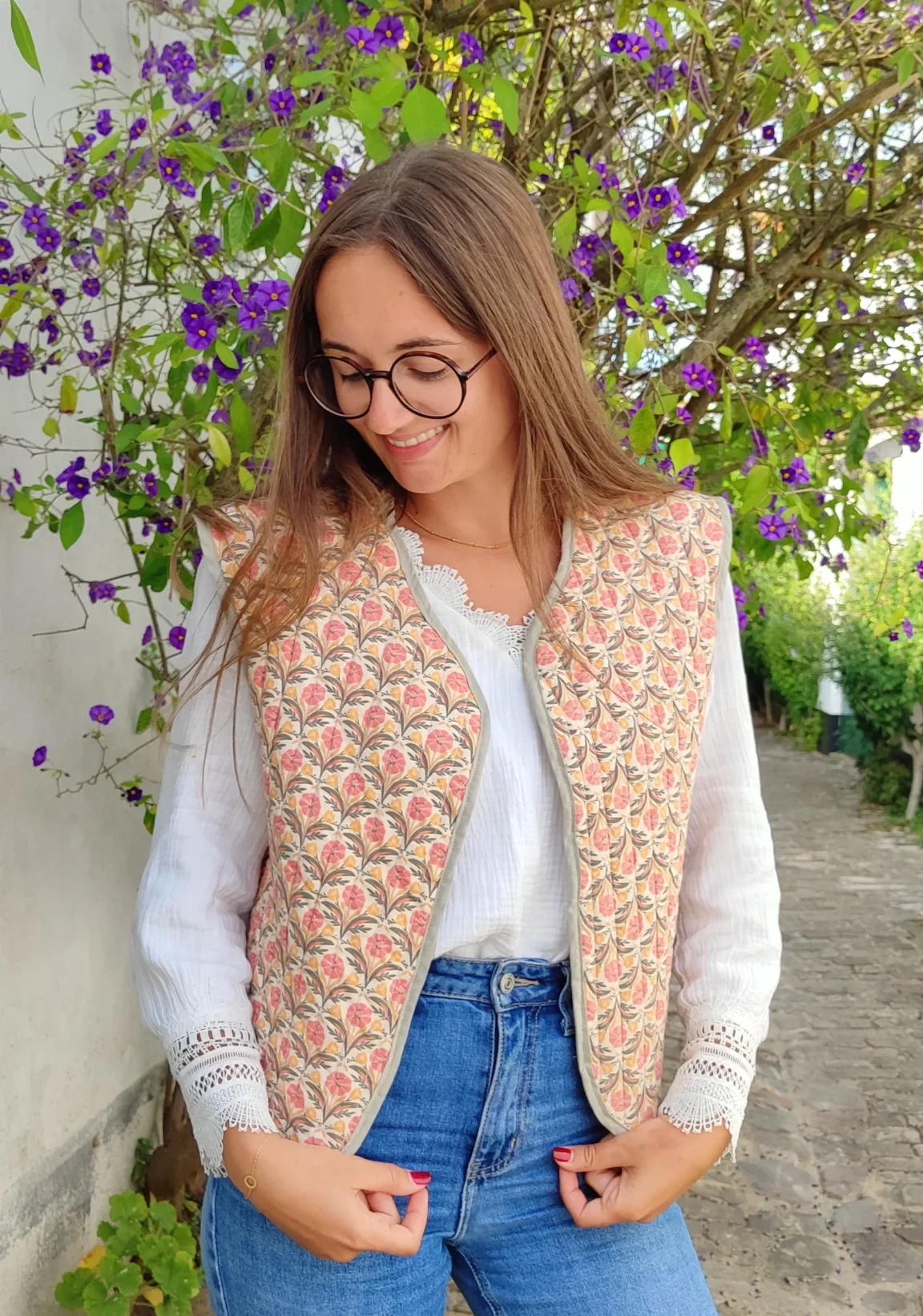 Femme portant une veste matelassée artisanale Lizea à motif floral