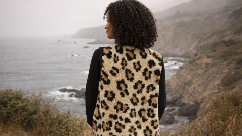 Femme portant une veste sans manches motif léopard Liséa au bord de la mer